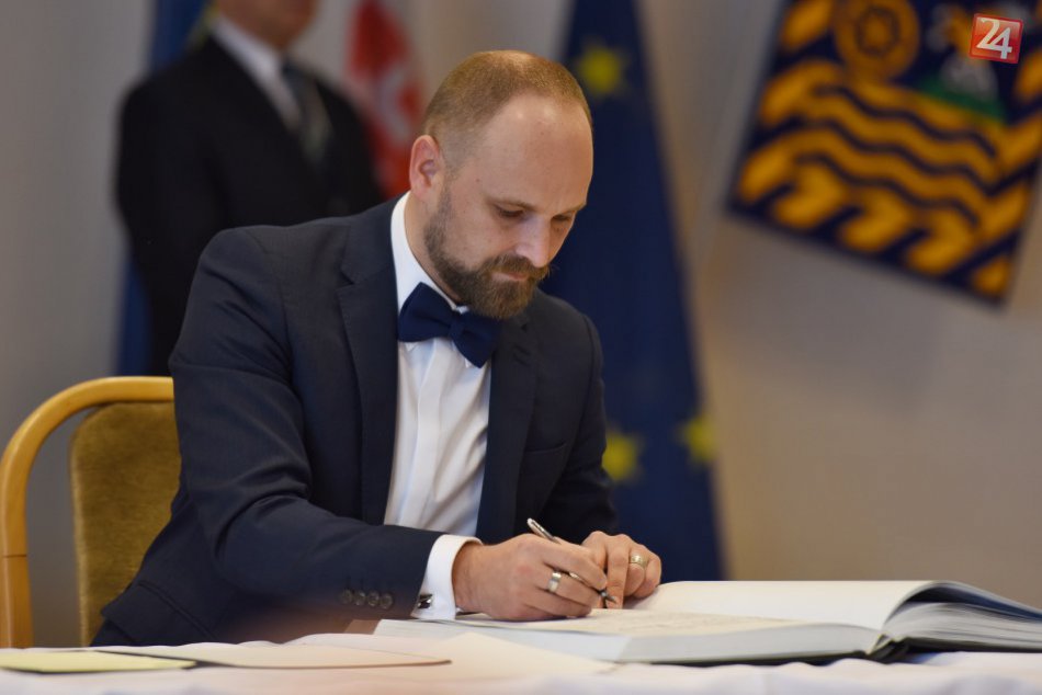 Ilustračný obrázok k článku Viskupič zvolá zastupiteľstvo: Vzdá sa postu v NR SR i v tieňovej vláde