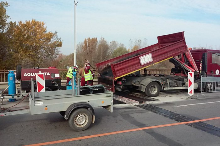 Ilustračný obrázok k článku Začali sa práce na šalianskom moste: Vymieňajú mu zábradlie