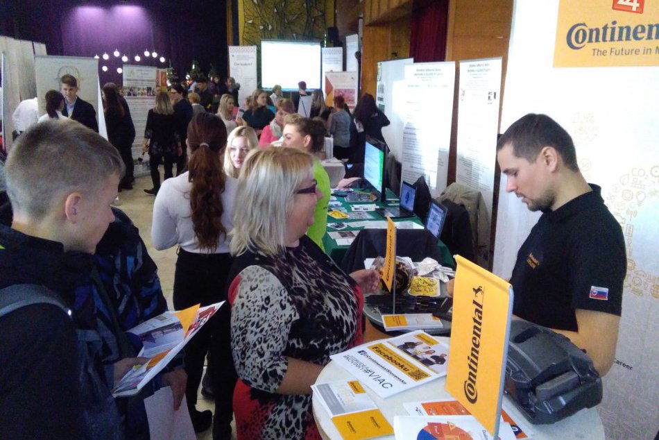 Ilustračný obrázok k článku FOTO: Burza stredných škôl vo Zvolene: Pre stovky žiakov začína byť menza TU malá