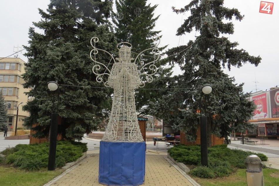 Ilustračný obrázok k článku Prinášame vám ju na fotkách: V Michalovciach je už rozmiestnená vianočná výzdoba