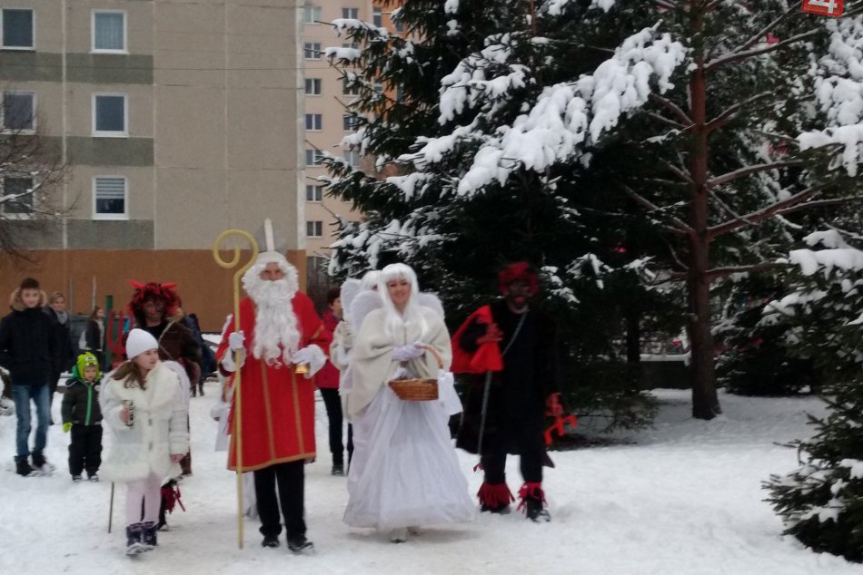 Ilustračný obrázok k článku Na sídlisku Západ potešil deti Mikuláš: Nechýbali ani čerti a anjeli, FOTO+VIDEO