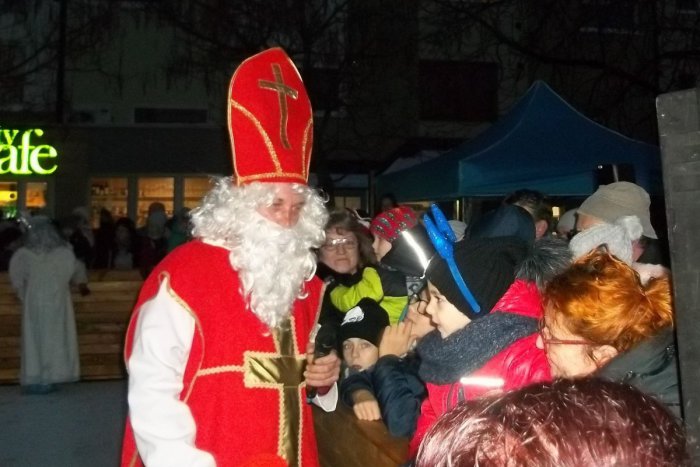 Ilustračný obrázok k článku Umelé klzisko už teší Šaľanov, tróni na rozžiarenom námestí. FOTO