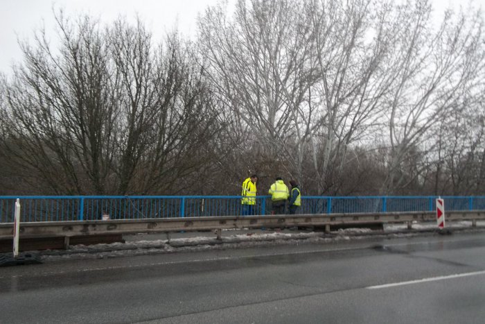 Ilustračný obrázok k článku FOTO: Výmena zábradlia sa začala, cez most cestujte radšej s predstihom