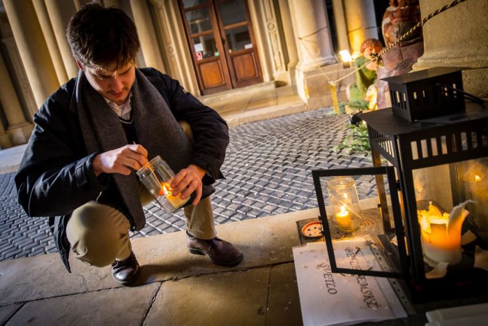 Ilustračný obrázok k článku V sobotu prinesú skauti Betlehemské svetlo: Roznesú ho ľuďom i na Lomnický štít