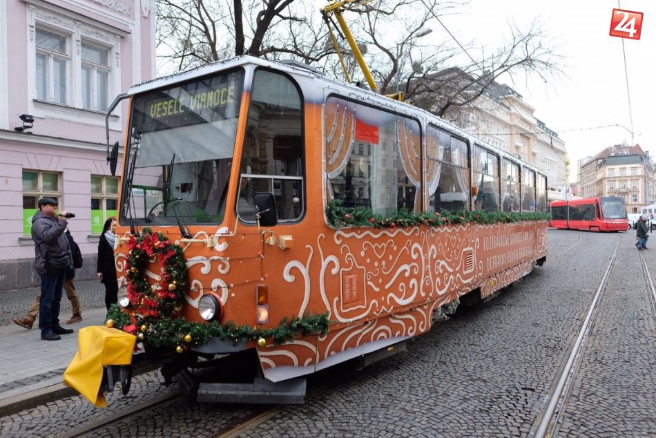 Ilustračný obrázok k článku Vianočná električka s krbom a hrajúcimi koledami vyrazí do ulíc na Mikuláša
