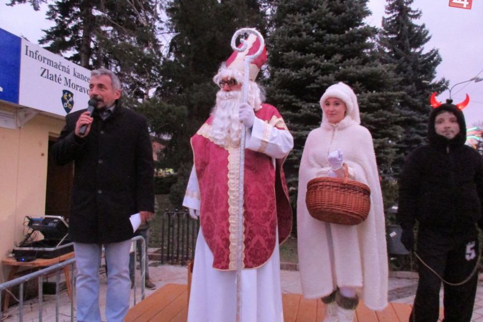 Ilustračný obrázok k článku OBRAZOM: Mikuláš zavítal do Zlatých Moraviec, rozsvietil i stromček