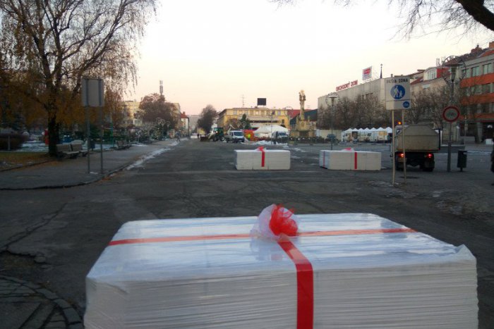 Ilustračný obrázok k článku Radnica v Zámkoch zatarasila priechod do centra: Ide o bezpečnosť obyvateľov