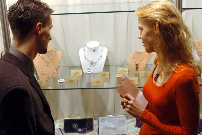 Ilustračný obrázok k článku Náhrdelníky, brošne aj nevšedné nápady. Zvolenčania môžu obdivovať drevené výtvory