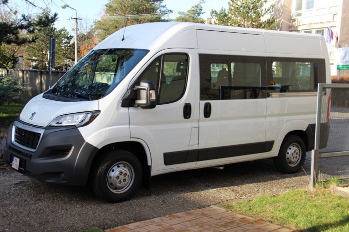 Ilustračný obrázok k článku V Malackách majú nový sociálny taxík s elektrickou plošinou na prevoz s invalidným vozíkom