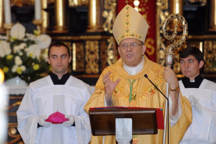 Ilustračný obrázok k článku Oltár pre Bezáka a Trnavu inštalovali v Komárne: Autor diela o tom nevedel