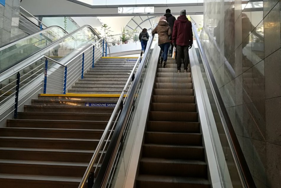 Ilustračný obrázok k článku Eskalátory na petržalskej stanici sa po rokoch znova rozhýbali