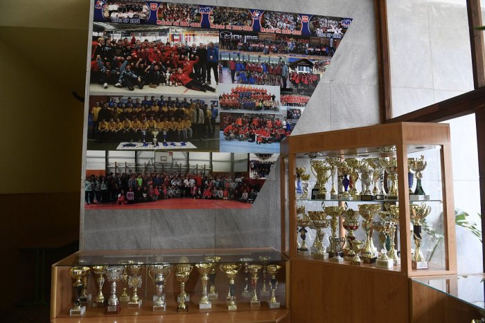 Ilustračný obrázok k článku Čo okrem vzdelania produkuje známa škola v Považskej? Jeden titul za druhým!