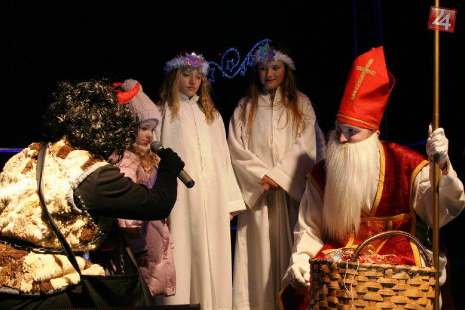 Ilustračný obrázok k článku Aj Šurany privítali Mikuláša: S pomocníkmi rozosmial množstvo detských tvárí