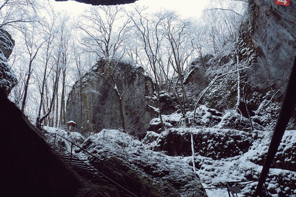 Ilustračný obrázok k článku FOTO: Pozrite si zasneženú Silickú ľadnicu a jej okolie