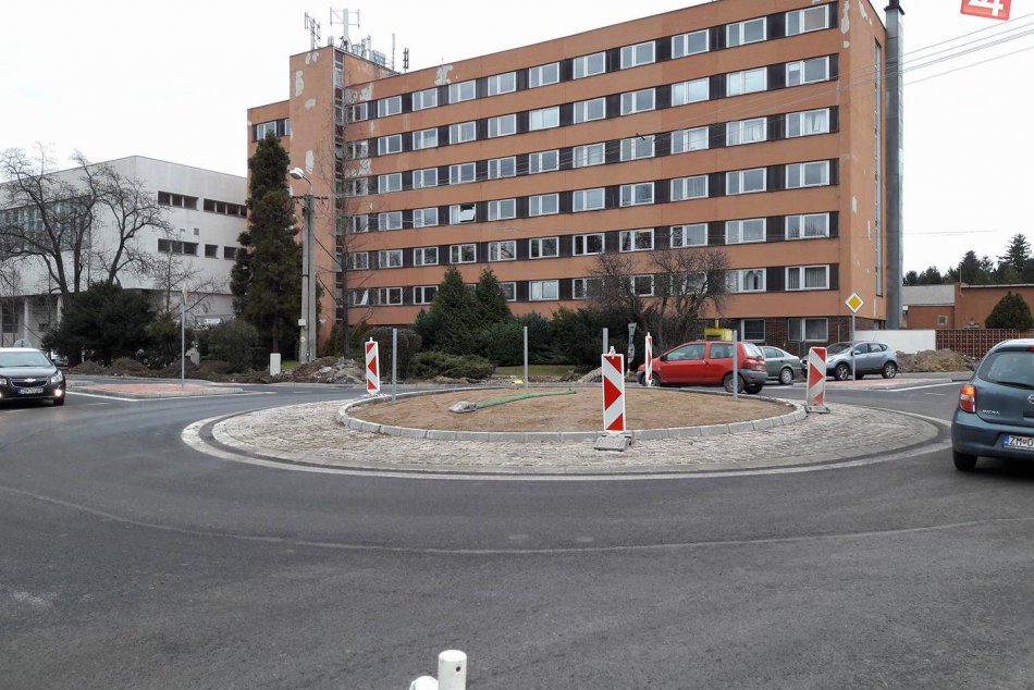 Ilustračný obrázok k článku Vodiči sa konečne dočkali: Kruhový objazd pred radnicou sa stal realitou, FOTO