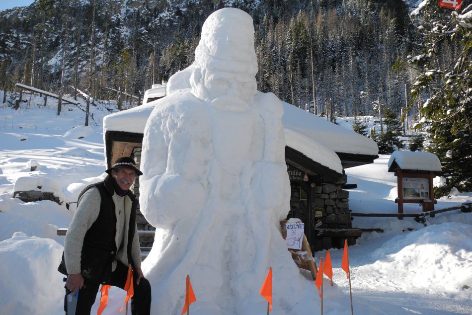 Ilustračný obrázok k článku Petras opäť nesklamal: Pred Rainerovou chatou vyrastú do Vianoc tri snežné diela