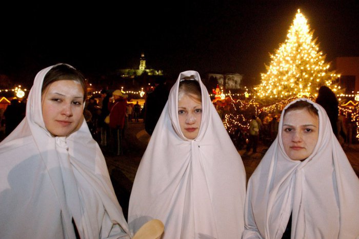 Ilustračný obrázok k článku Program na Luciu vo Vianočnom mestečku v Nitre: Nebudú chýbať oblátky i koledy