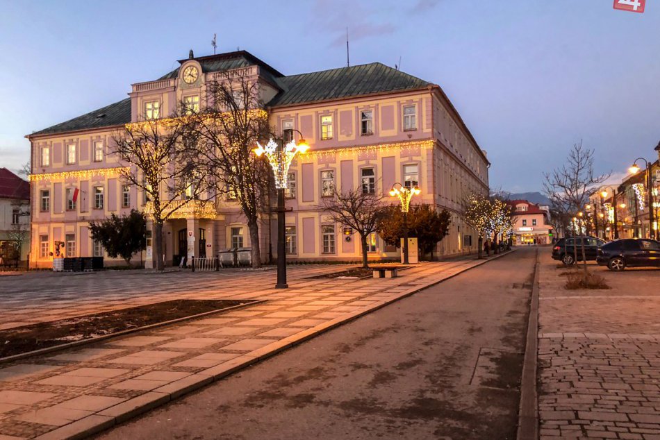 Ilustračný obrázok k článku VIDEO: V centre mesta začali s inštaláciou vianočnej výzdoby. Kedy rozsvietia stromček?