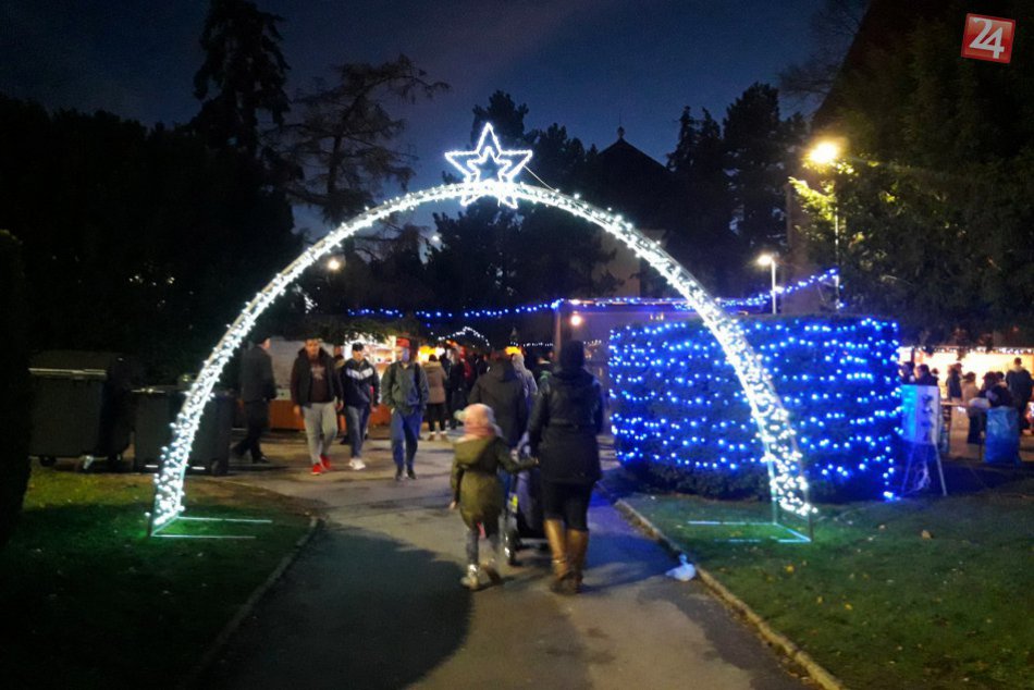 Ilustračný obrázok k článku Vianočné trhy v Hlohovci odštartovali: Atmosféra zachytená na FOTKÁCH