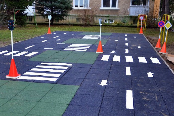 Ilustračný obrázok k článku Učenie a zábava v jednom: Vo dvore humenskej škôlky vyrástlo parádne dopravné ihrisko!