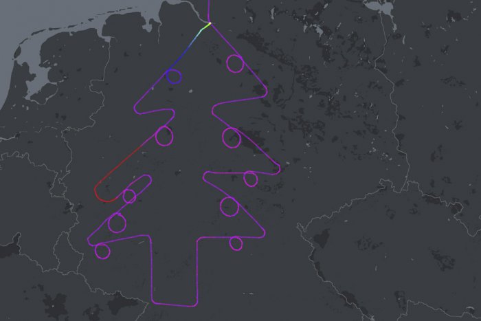 Ilustračný obrázok k článku KURIOZITA DŇA: Pilot nad Nemeckom preletel trasu v podobe vianočného stromčeka