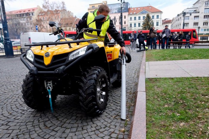 Ilustračný obrázok k článku Psie exkrementy v Starom Meste budú zbierať aj pomocou štvorkolky