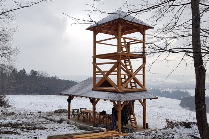 Ilustračný obrázok k článku Rozhľadňa Bardejov Kamenná hora sa dočkala obnovy