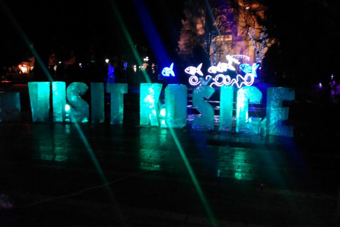 Ilustračný obrázok k článku Srdce Košíc ožilo ľadovými sochami: Nechýba princezná so zlatou hviezdou i drak! FOTO