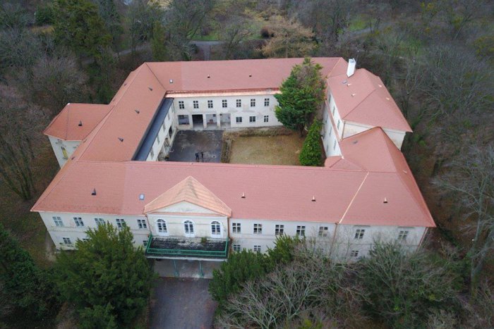 Ilustračný obrázok k článku Kaštieľ v Malinove sa dočkal novej strechy