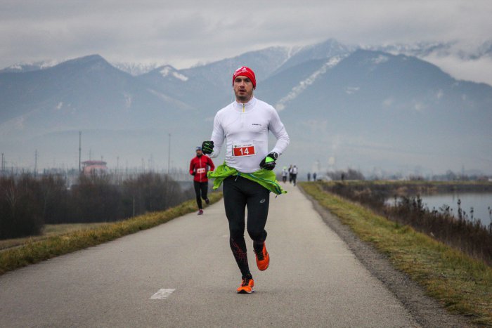 Ilustračný obrázok k článku FOTO z Vianočného behu v Žiline: Maratónci či otužilci, to ešte nie je všetko!
