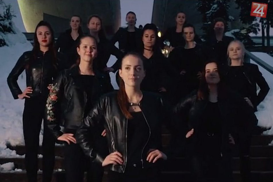 Ilustračný obrázok k článku Bystrickí gymnazisti v úlohe tanečníkov. Triednu knihu vymenili za riadnu vzácnosť