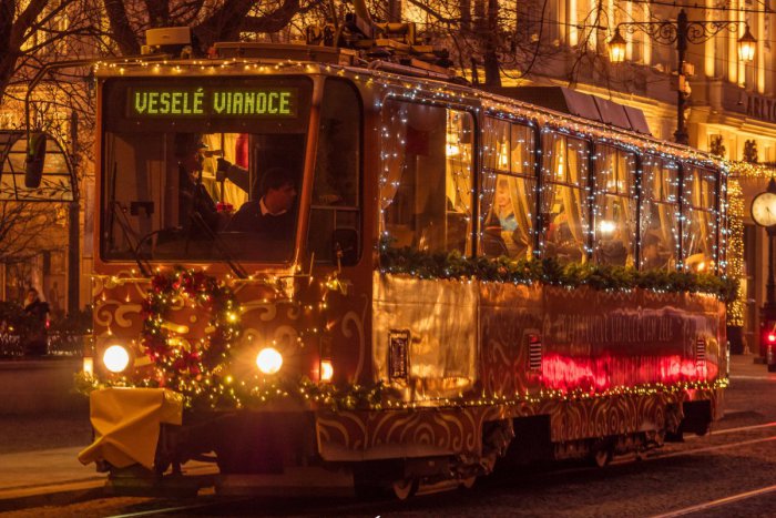 Ilustračný obrázok k článku Vianočná električka zavíta aj do Dúbravky a na Zlaté piesky