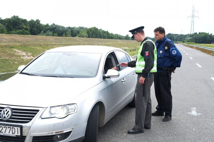 Ilustračný obrázok k článku Bratislavský poslanec Oliver Kríž pobúrený: Na hrádzi v Petržalke chce policajtov