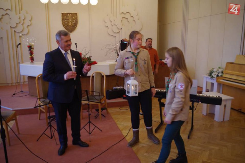 Ilustračný obrázok k článku Žiarivý posol Vianoc už svieti v michalovskej radnici: Prevzal ho prvý muž mesta, FOTO