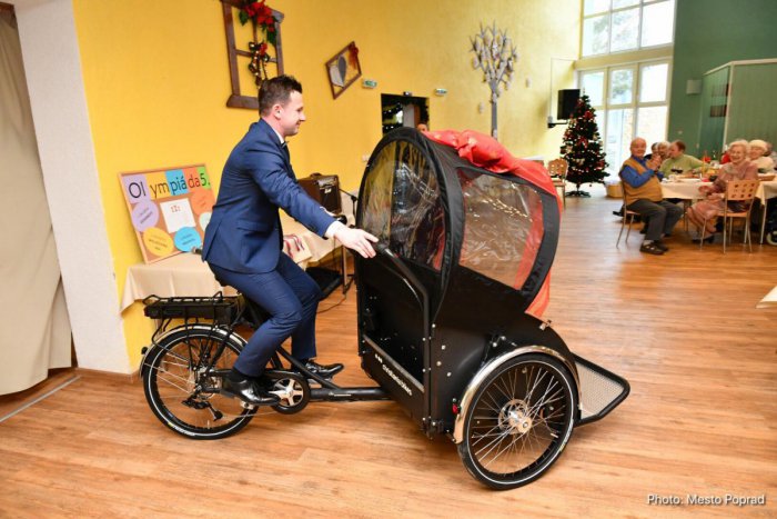 Ilustračný obrázok k článku Seniori v Poprade s výnimočným a kurióznym darčekom – elektrickou rikšou