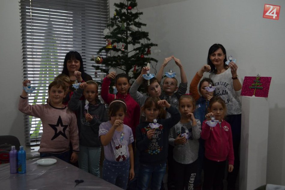 Ilustračný obrázok k článku Vianočné tvorivé dielne v Rožňave: Deti si pripravili vlastné ozdoby, FOTO