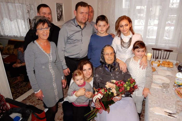 Ilustračný obrázok k článku Anna z okresu Humenné slávi 100. narodeniny: Stále dodáva energiu a silu celej rodine!