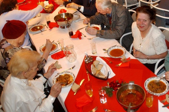 Ilustračný obrázok k článku Pozor na majonézový šalát: Vianočné hodovanie môže skončiť až v nemocnici