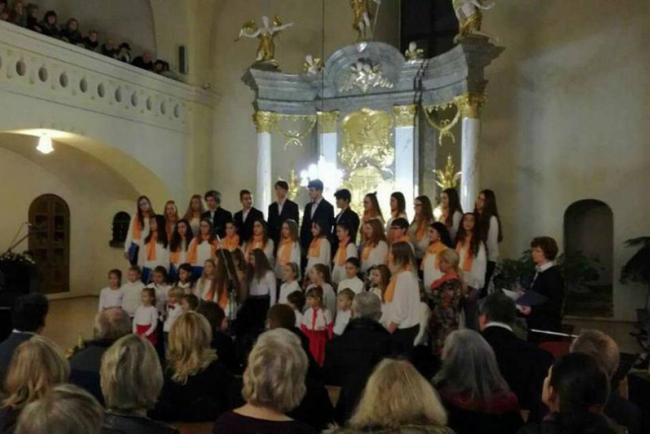 Ilustračný obrázok k článku FOTOREPORTÁŽ: Žiaci z rožňavskej školy vystúpili na adventnom koncerte