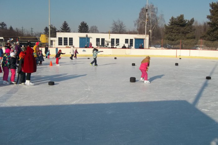 Ilustračný obrázok k článku Deti si môžu zašportovať na klziskách: Ako sú otvorené počas prázdnin?