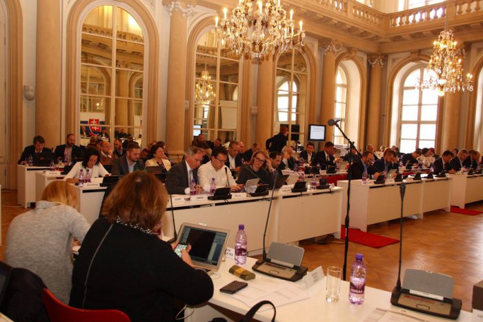 Ilustračný obrázok k článku Nesrovnal tvrdí, že skupina poslancov blokuje zavedenie parkovacej politiky do života