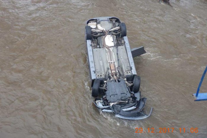 Ilustračný obrázok k článku FOTO: Pri Brezne sa zrútilo auto s  malými deťmi do Hrona!