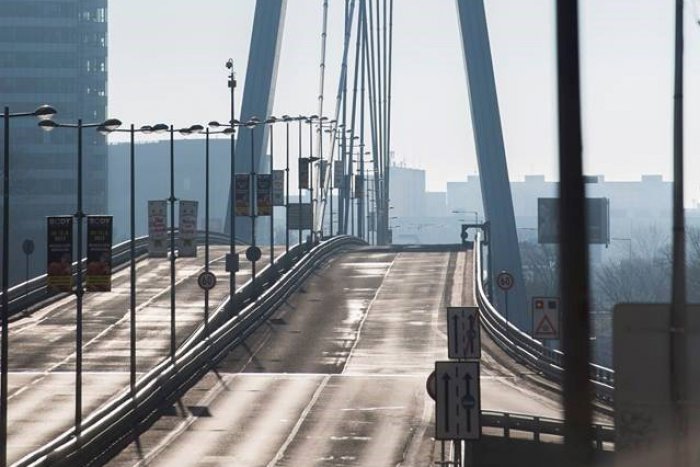 Ilustračný obrázok k článku Cez Most SNP neprejdete! Uzavreli ho kvôli padajúcemu snehu a ľadu zo strechy UFA