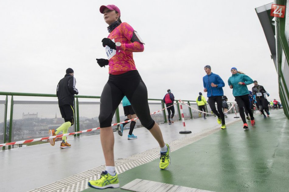 Ilustračný obrázok k článku Silvestrovský beh cez bratislavské mosty bude tento rok bez Mosta SNP