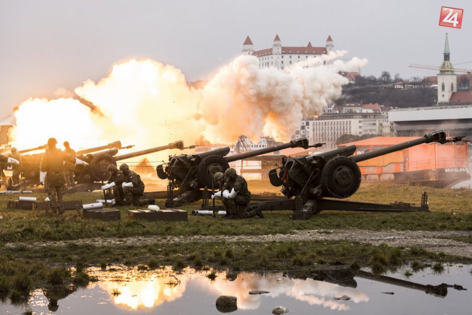 Ilustračný obrázok k článku Vojaci privítali rok 2018 vypálením tradičných novoročných sálv