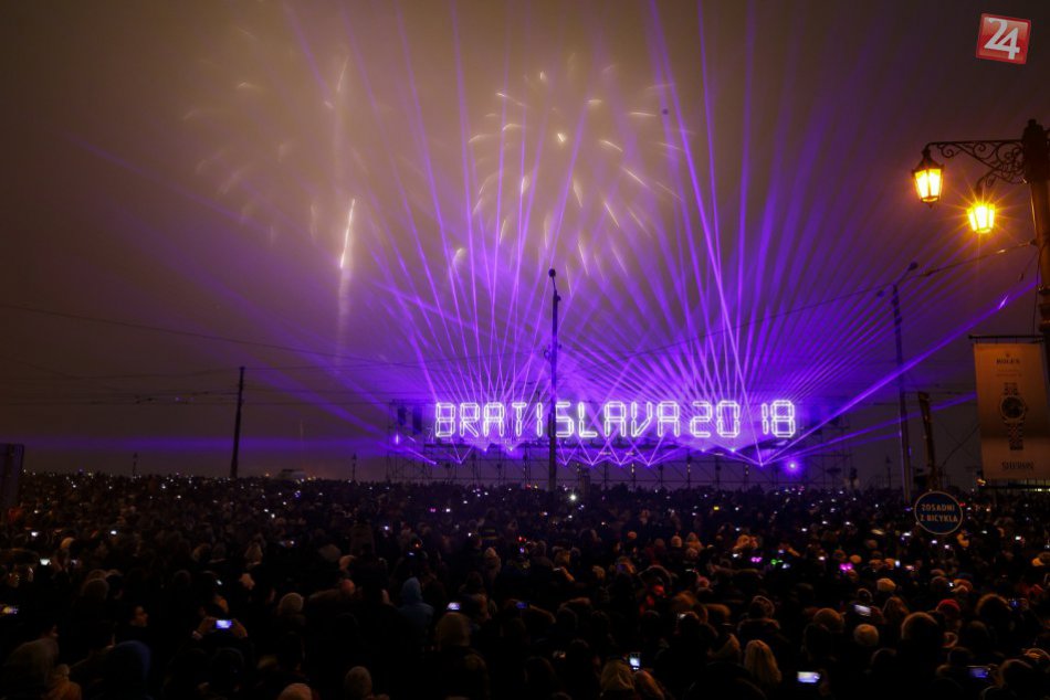 Ilustračný obrázok k článku Silvester v Bratislave: Ohňostroj nad Dunajom sprevádzala moderná hudba