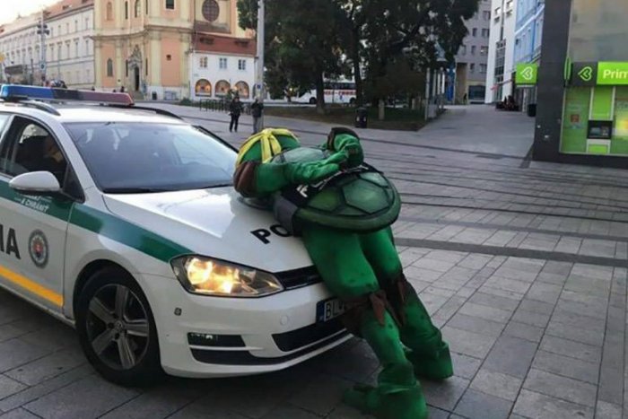 Ilustračný obrázok k článku Vtipné zápisky policajtov: Niekoľkokrát som ho vyzval, aby zastal, ale on padal z okna ďalej