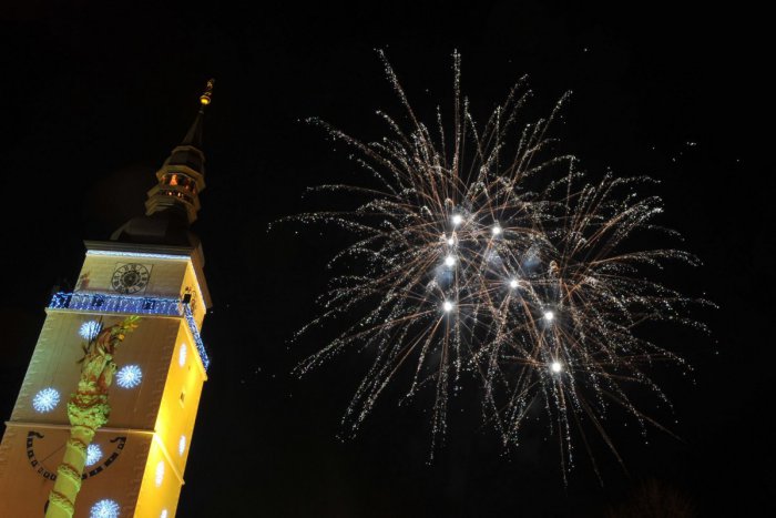 Ilustračný obrázok k článku VIDEO: V Trnave sa lúčili s rokom 2017 ohňostrojmi. Hmlu preťalo nebeské divadlo