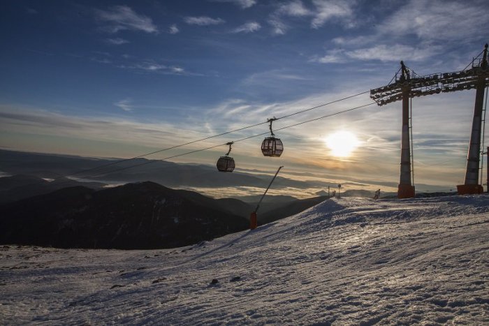 Ilustračný obrázok k článku Silný vietor dočasne zastavil prevádzku viacerých lanoviek v Jasnej