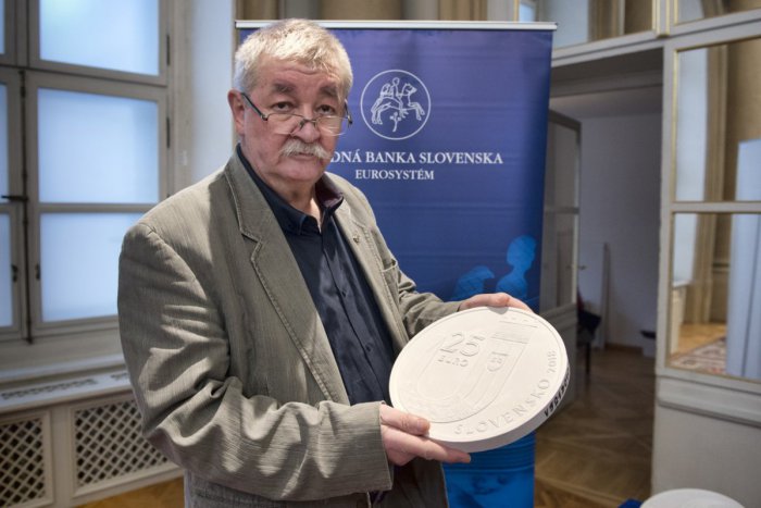 Ilustračný obrázok k článku Na svete je unikátna zberateľská minca: Autorom je Kremničan Pavel Károly, FOTO